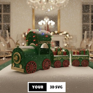 Puede incluir: Un tren navideño verde y rojo con tres vagones, decorado con luces y regalos. El tren está colocado sobre una superficie blanca con un camino de mesa verde, con un fondo borroso de un comedor.