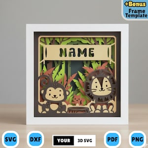 Puede incluir: Una obra de arte en papel en capas en un marco blanco, que presenta una escena de la jungla con un mono, un león y una ardilla. La palabra "NAME" se muestra en la parte superior. Incluye formatos de archivo SVG, DXF, PDF y PNG.