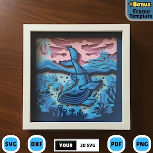 Puede incluir: Una obra de arte en papel en capas que representa una ballena azul nadando en el océano. La obra de arte está enmarcada en un marco cuadrado blanco y muestra un cielo rosa y azul con un barco. La parte inferior del marco tiene el texto "YOUR 3D SVG".