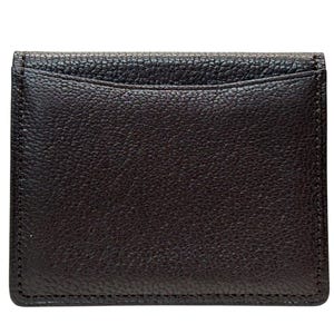 Peut inclure: Un portefeuille en cuir marron fonc&eacute; avec une surface textur&eacute;e. Le portefeuille est de forme rectangulaire avec des coins arrondis et une poche incurv&eacute;e sur le dessus. Les bords sont cousus avec un fil assorti.