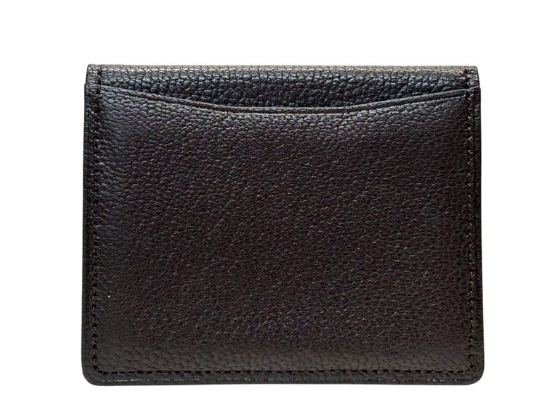 Peut inclure: Un portefeuille en cuir marron fonc&eacute; avec une surface textur&eacute;e. Le portefeuille est de forme rectangulaire avec des coins arrondis et une poche incurv&eacute;e sur le dessus. Les bords sont cousus avec un fil assorti.