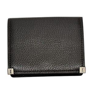 Peut inclure: Un portefeuille en cuir noir avec une surface textur&eacute;e. Le portefeuille de forme rectangulaire est orn&eacute; de coins en m&eacute;tal argent&eacute;. Le portefeuille est ferm&eacute; et semble neuf.