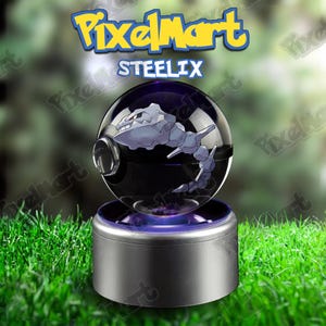 Może przedstawiać: Przezroczysty, kulisty wyświetlacz z figurką Steelix w środku. Wyświetlacz stoi na srebrnej podstawie z fioletową poświatą. Na górze wyświetlacza znajduje się tekst "PixelMart" i "STEELIX" w stylizowanej czcionce.