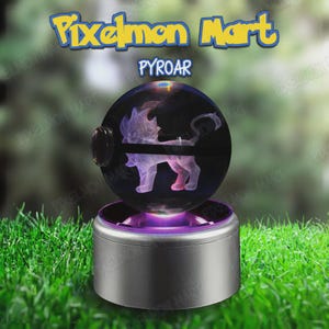 Pode incluir: Uma esfera preta e transparente com um design Pyroar brilhante, repousando sobre uma base prateada com luz roxa. Os textos "Pixelmon Mart" e "PYROAR" são exibidos acima. O fundo é verde desfocado.