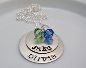 Joyas de mamá- nombres personalizados- piedra de nacimiento-Plata de ley estampada a mano-nombres de plata apilada. regalo para mamá- Collar personalizado de nombre plateado