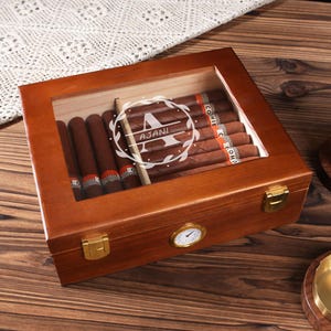 彫刻入りシガーボックス 卓上ヒュミドール ガラストップヒュミドール カスタムウォールナットヒュミドールボックス 花婿の付添人へのギフト 葉巻愛好家へのギフト 彼へのパーソナライズギフト