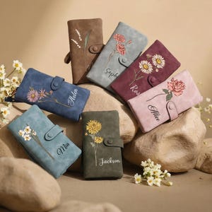 Pode incluir: Um conjunto de três canecas de cerâmica com acabamento fosco e salpicado. As canecas são em tons de creme, cinza claro e cinza escuro. Cada caneca tem um design simples e minimalista e uma alça arredondada.