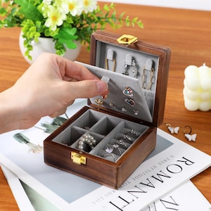 Boîte à bijoux personnalisée en bois de noyer, cadeau d'anniversaire, boucle d'oreille multifonctionnelle et organisateur de bagues, vitrine de voyage, cadeau vintage pour elle