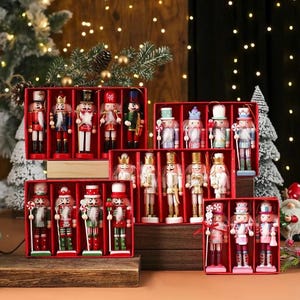 以下が含まれることがあります： 赤い箱に入った木製のくるみ割り人形のコレクション。くるみ割り人形は、さまざまな制服や衣装を着ており、詳細な塗装とアクセサリーが施されています。背景にはクリスマスの装飾があります。