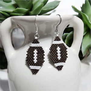 Handgemaakte voetbaloorbellen met rocailles: Game Day-sieraden