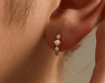 Boucles d'oreilles diamant perle, boucles d'oreilles Huggie perle minimalistes, boucles d'oreilles diamant nacre, boucles d'oreilles or, boucles d'oreilles diamant, cadeau de demoiselle d'honneur