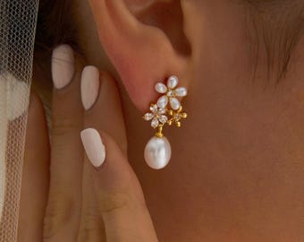 Gold Flower Pearl Earrings,Crystal Flower Earrings,Dainty Floral Pearl Drop Earirngs,Bridal Earrings,Wedding Earrings,Bridesmaid Gifts