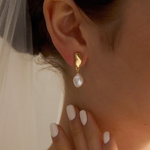 Pendientes colgantes de perlas barrocas doradas, pendientes minimalistas de perlas de agua dulce, pendientes de boda, pendientes de novia, regalo para dama de honor, regalos de Navidad.