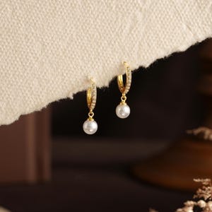 Pärlörhängen med diamanter, minimalistiska pärlörhängen med huggie-ring, pärlörhängen, guldörhängen, ogrässmycken, brudtärnepresenter till henne