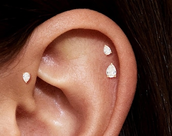 Pendiente de oro macizo de 14 quilates con forma de pera y diamante de laboratorio, sin rosca, con parte trasera plana y pequeño diamante en forma de hélice y caracola.