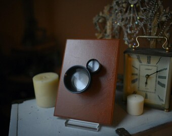 Vintage Camera Lens Wall Art – Hand-Painted Wood Plaque