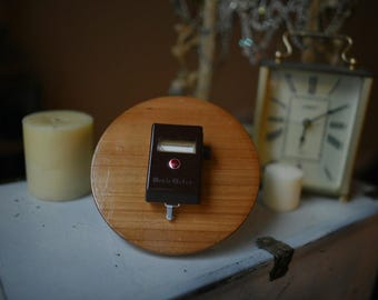 Vintage Light Meter Wall Art – Camera Gear Decor for Home