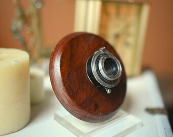 Vintage Camera Lens Wall Art – Hand-Painted Wood Plaque