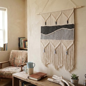 Makraméväggbonad, bohemisk vävd väggkonst, handgjord fibertapet, neutral sovrumsinredning, modern bohemisk heminredning