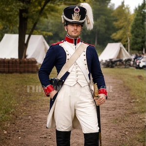 Peut inclure: Un homme porte un uniforme militaire historique sur un chemin de terre. La tenue comprend un manteau bleu foncé avec des bordures rouges, un pantalon blanc et un chapeau noir avec un panache blanc. Il tient une épée et porte une bandoulière blanche.