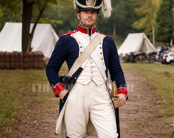 Peut inclure: Un homme porte un uniforme militaire historique sur un chemin de terre. La tenue comprend un manteau bleu foncé avec des bordures rouges, un pantalon blanc et un chapeau noir avec un panache blanc. Il tient une épée et porte une bandoulière blanche.