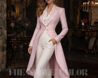 Damski, wełniany garnitur frakowy w kolorze różowego różu w stylu regencji, formalny strój inspirowany epoką wiktoriańską