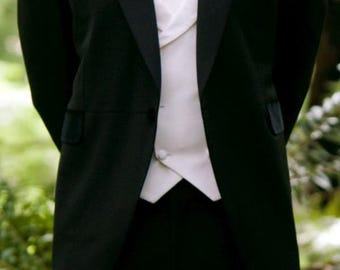 Pedido personalizado para GALLAFRAIGH: abrigo negro, pantalón y corbata negros, chaleco color marfil.