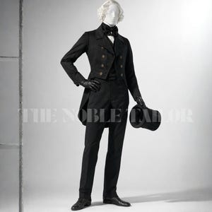 Könnte beinhalten: Ein schwarzer Anzug mit doppelreihiger Jacke, Hose und Zylinder. Die Jacke hat goldene Knöpfe und wird mit einer schwarzen Fliege und Handschuhen kombiniert. Der Text "THE NOBLE TAILOR" ist sichtbar.