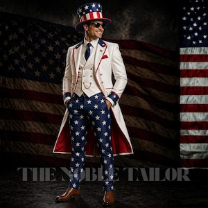 Op de afbeelding: Een patriottisch ensemble met een witte jas met rode bies, een met sterren bezaaide gilet en broek, en een bijpassende hoge hoed. De outfit wordt gecompleteerd met een blauwe stropdas en zonnebril. De achtergrond bevat een Amerikaanse vlag.