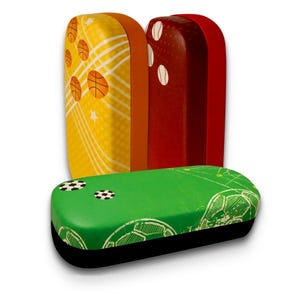 Pode incluir: Três estojos para óculos com tema esportivo. Um estojo amarelo apresenta bolas de basquete e um design de listras brancas. Um estojo vermelho tem bolas de beisebol. Um estojo verde tem bolas de futebol e uma borda preta.