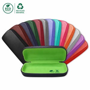Op de afbeelding: Een verzameling kleurrijke brillenkokers in diverse tinten, waaronder zwart, groen, rood en paars. Eén koker is open en toont een heldergroen interieur. De kokers zijn voorzien van de labels "Eco Friendly" en "Recycled Material".