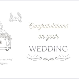 Peut inclure: Carte de mariage avec une illustration d'une voiture ancienne transportant un couple qui s'embrasse, ornée de fleurs. La carte présente le texte "Congratulations on your WEDDING" dans une écriture élégante et un ornement décoratif.