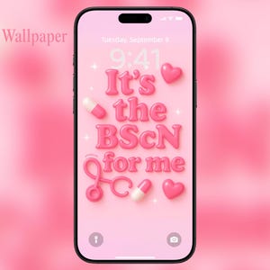 Puede incluir: Pantalla rosa de smartphone que muestra el texto "It's the BScN for me" en fuente de burbujas 3D, junto con un estetoscopio, pastillas y corazones. El teléfono muestra la fecha y la hora. La palabra "Wallpaper" está en la esquina superior izquierda.