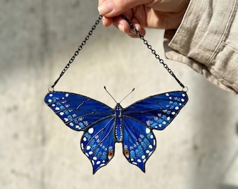 Atrapasueños de mariposa de cola de golondrina, mariposa azul para ventana, arte de vidrio hecho a mano para decoración del hogar con ventanas iluminadas por el sol.