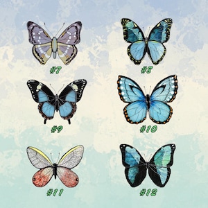 K&ouml;nnte beinhalten: Sechs farbenfrohe Schmetterlingsillustrationen mit einzigartigen Fl&uuml;gelmustern und Farben. Die Schmetterlinge sind von #7 bis #12 nummeriert und weisen verschiedene Farbt&ouml;ne wie Blau, Lila, Gelb und Orange auf. Der Hintergrund hat einen Aquarell-Effekt.