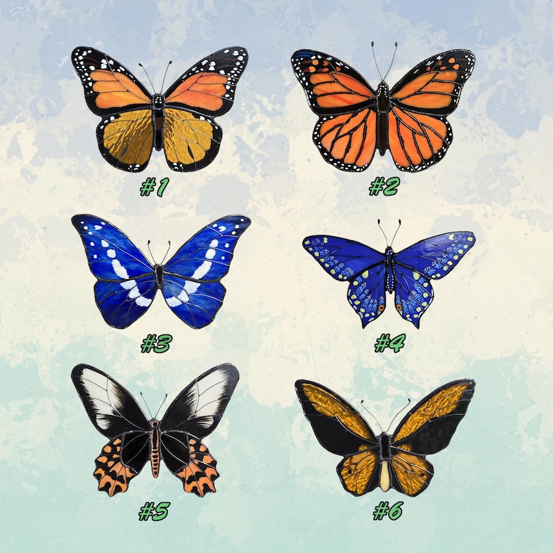 K&ouml;nnte beinhalten: Sechs farbenfrohe Schmetterlingsillustrationen mit unterschiedlichen Fl&uuml;gelmustern und -farben, darunter Orange, Blau, Schwarz und Gelb. Jeder Schmetterling ist mit einer Nummer von eins bis sechs versehen. Der Hintergrund ist ein hellblauer und gr&uuml;ner Farbverlauf.