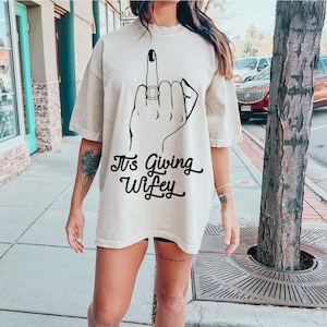 Its Giving Wifey Shirt, Cute Bride to Be Shirt, Its Giving Wife Shirt, ring finger shirt, Bachelorette Party Gift, honeymoon engagement gift