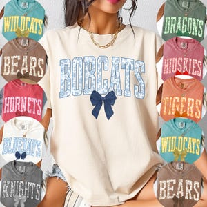 Personalized Cheer Mom Shirt with Bow, Custom Cheer Mama Gift, Cheerleader Spirit T-Shirt for Football Games, Cheerleading Team Game Day Tee