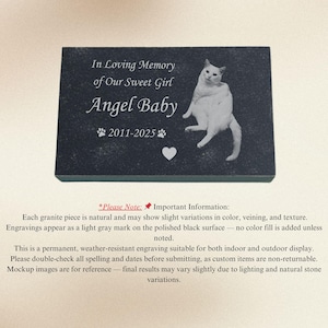 K&ouml;nnte beinhalten: Eine rechteckige Gedenktafel aus schwarzem Granit mit einer lasergravierten Abbildung einer wei&szlig;en Katze. Der Text lautet In Loving Memory of Our Sweet Girl Angel Baby, erg&auml;nzt durch die Jahreszahlen 2011-2025, zwei Pfotenabdr&uuml;cke und ein Herz.