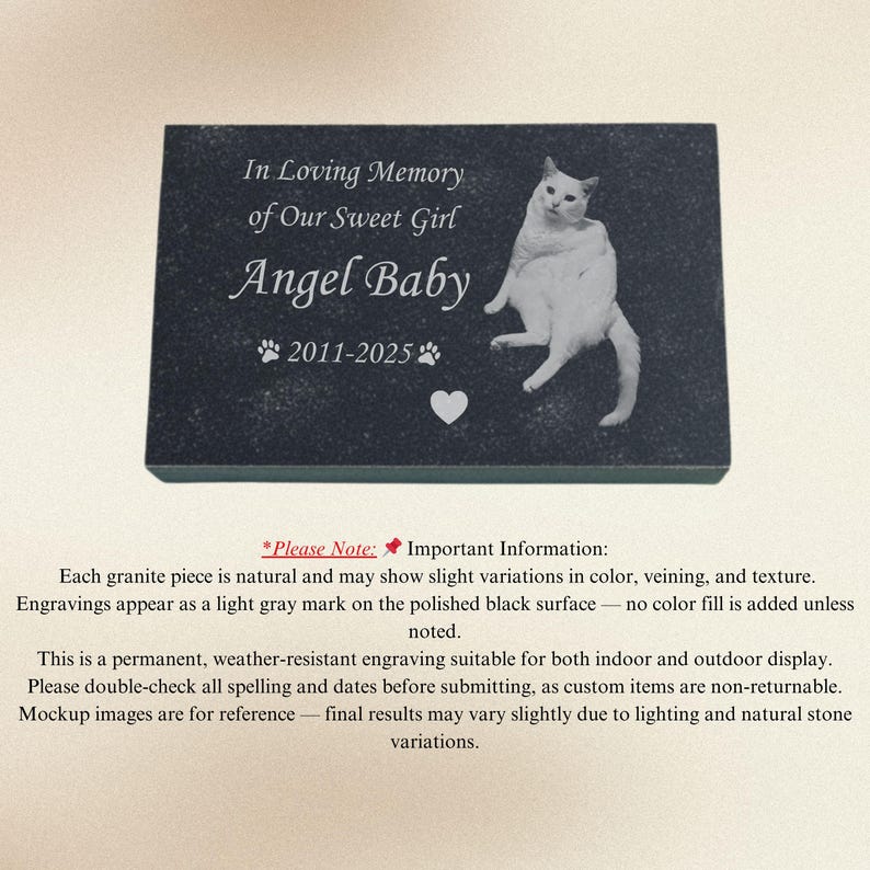 K&ouml;nnte beinhalten: Eine rechteckige Gedenktafel aus schwarzem Granit mit einer lasergravierten Abbildung einer wei&szlig;en Katze. Der Text lautet In Loving Memory of Our Sweet Girl Angel Baby, erg&auml;nzt durch die Jahreszahlen 2011-2025, zwei Pfotenabdr&uuml;cke und ein Herz.