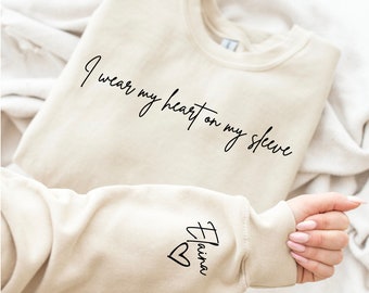 Ich trage mein Herz auf meinem Ärmel Sweatshirt zum Muttertag, benutzerdefiniertes Mama Sweatshirt mit dem Namen der Kinder auf dem Ärmel, Muttertagsgeschenk für Mama, Mama Shirt
