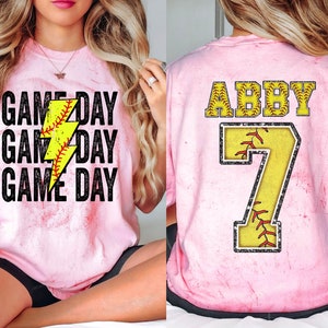 Personalisiertes Softball-Mama-Shirt mit Namen und Nummer des Kindes, Spieltag-Softball-Saison-Shirt für Mama, personalisiertes Mama-Softball-T-Shirt für junge Mädchen Bild 1