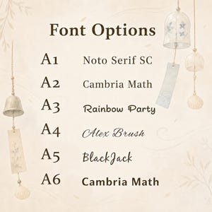 K&ouml;nnte beinhalten: Eine Schriftart-Auswahltabelle mit dem Titel Font Options mit sechs nummerierten Auswahlm&ouml;glichkeiten: A1 Noto Serif SC, A2 Cambria Math, A3 Rainbow Party, A4 Alex Brush, A5 BlackJack und A6 Cambria Math. Der Hintergrund zeigt Illustrationen von Windspielen.