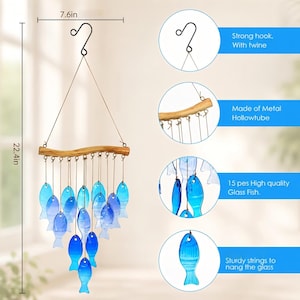K&ouml;nnte beinhalten: Ein h&auml;ngendes Windspiel mit 15 blauen Glasfischen, die an stabilen Schn&uuml;ren von einem horizontalen Holzast herabh&auml;ngen. Das Windspiel verf&uuml;gt &uuml;ber einen schwarzen Metallhaken und misst 19,3 cm in der Breite und 56,9 cm in der Gesamth&ouml;he.