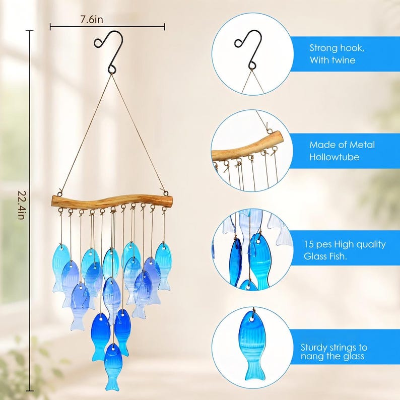 K&ouml;nnte beinhalten: Ein h&auml;ngendes Windspiel mit 15 blauen Glasfischen, die an stabilen Schn&uuml;ren von einem horizontalen Holzast herabh&auml;ngen. Das Windspiel verf&uuml;gt &uuml;ber einen schwarzen Metallhaken und misst 19,3 cm in der Breite und 56,9 cm in der Gesamth&ouml;he.