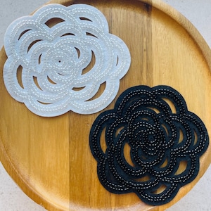 Aplique de flor de camélia com miçangas - Aplique artesanal com miçangas em preto ou branco para jaqueta ou vestido.