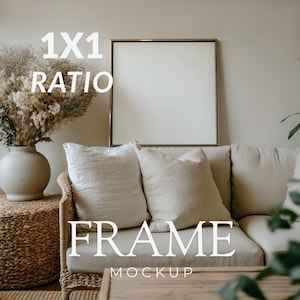 Puede incluir: Maqueta de marco cuadrado con borde dorado, sobre un sofá beige con cojines blancos. El texto "1X1 RATIO FRAME MOCKUP" está superpuesto. Un jarrón con flores secas está a la izquierda. El sofá mide 200 cm de largo.