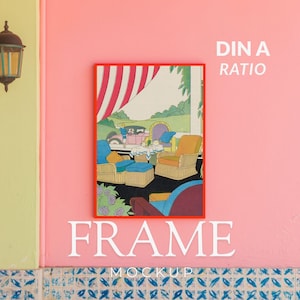 Peut inclure: Un cadre rectangulaire à bordure orange vif contenant une illustration d'une terrasse avec des chaises en osier, une petite table et une voiture en arrière-plan. Le texte DIN A RATIO et FRAME MOCKUP est imprimé en blanc sur le mur rose.