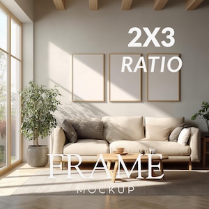 Könnte beinhalten: Ein Wohnzimmer mit beigem Sofa, Holztisch und drei gerahmten Kunst-Mockups. Der Text "2X3 RATIO FRAME MOCKUP" ist in Weiß dargestellt. Eine Topfpflanze und ein großes Fenster sind ebenfalls zu sehen.