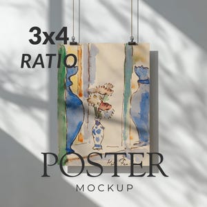 Puede incluir: Una maqueta de póster de acuarela con el texto "3x4 RATIO" en la parte superior y "POSTER MOCKUP" en la parte inferior. La obra de arte presenta jarrones azules y un jarrón con flores. El póster está colgado de dos clips.